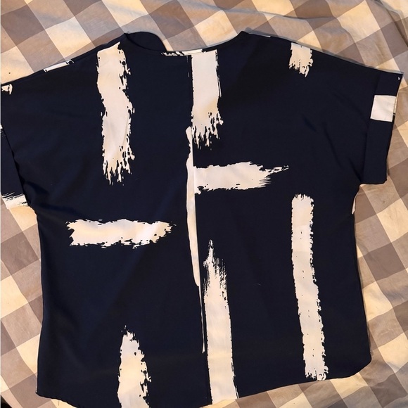 Chic Patterned Blouses - Set of Two - Picture 4 of 6